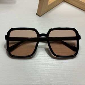 Woman’s oversized black sunglasses